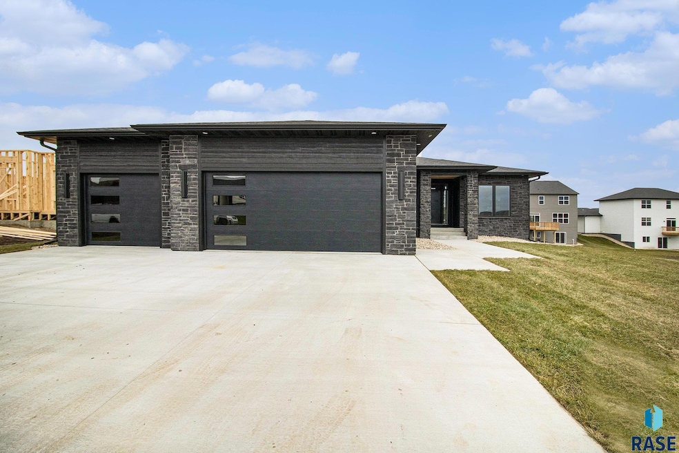 2812 S Dunraven Ave, Sioux Falls, SD 57110 - photo 1