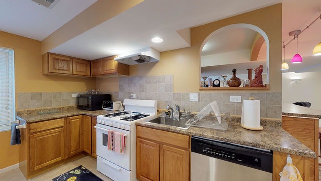 2 Covington Ct, Algonquin, IL 60102 - photo 1