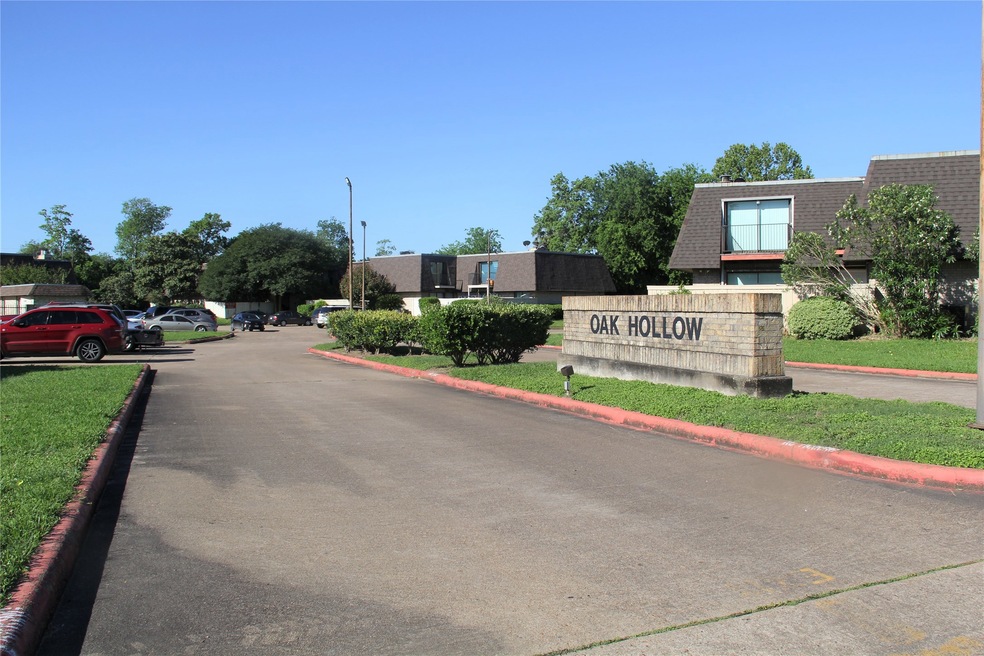 1001 E Adoue St unit BB04, Alvin, TX 77511 - photo 1