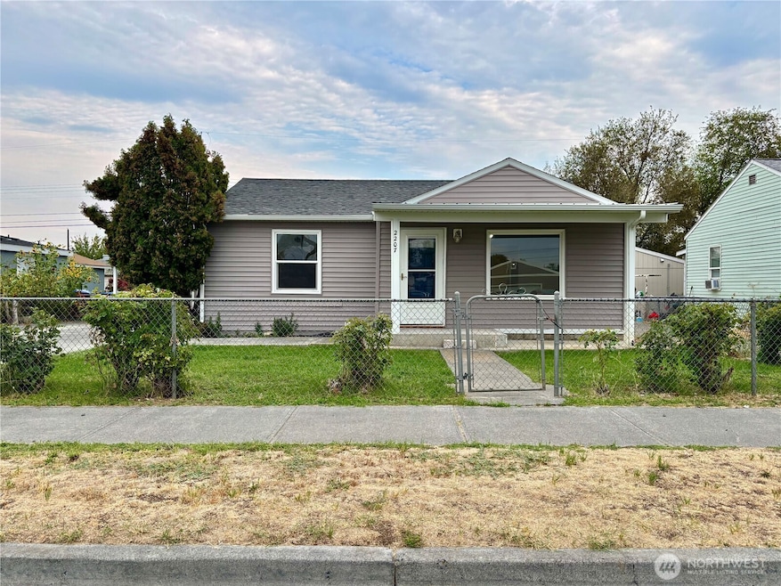 2207 W Spruce St, Moses Lake, WA 98837 - photo 1