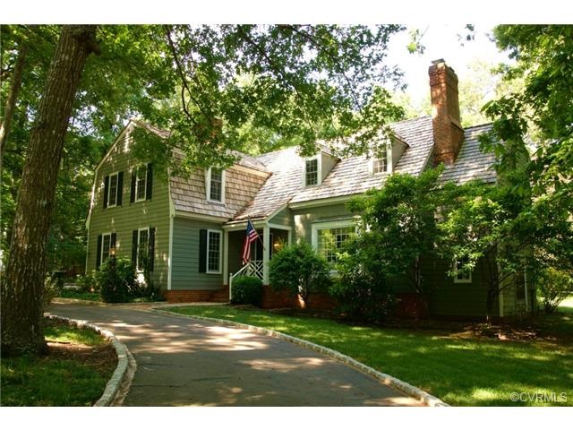 Front View of property with Circular Driveway and 