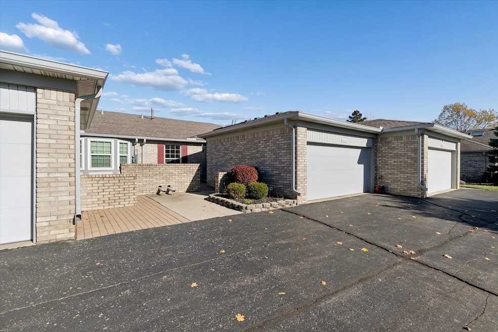 48564 Hudson Bay Ct unit 114, Shelby Township, MI 48315 - photo 1