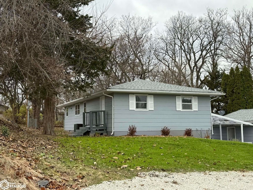 1907 Racine Ave, Burlington, IA 52601 - photo 1