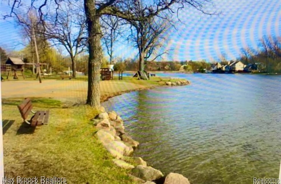 4085 Fieldview Ave, West Bloomfield Township, MI 48324 - photo 1