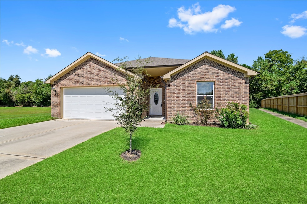 1987 Brentwood Dr, Alvin, TX 77511 - photo 1