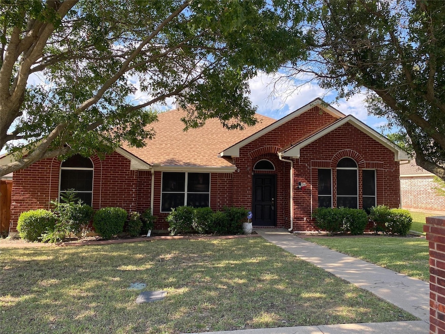 View of front of house featuring a front lawn