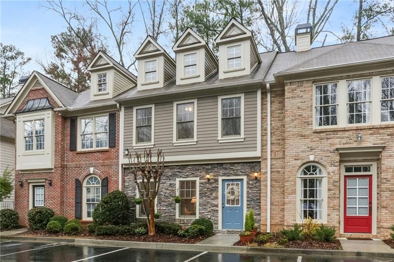 immaculate & welcoming Townhouse