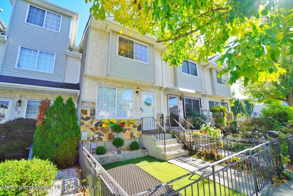 39 Theater Ln, Staten Island, NY 10304 - photo 1
