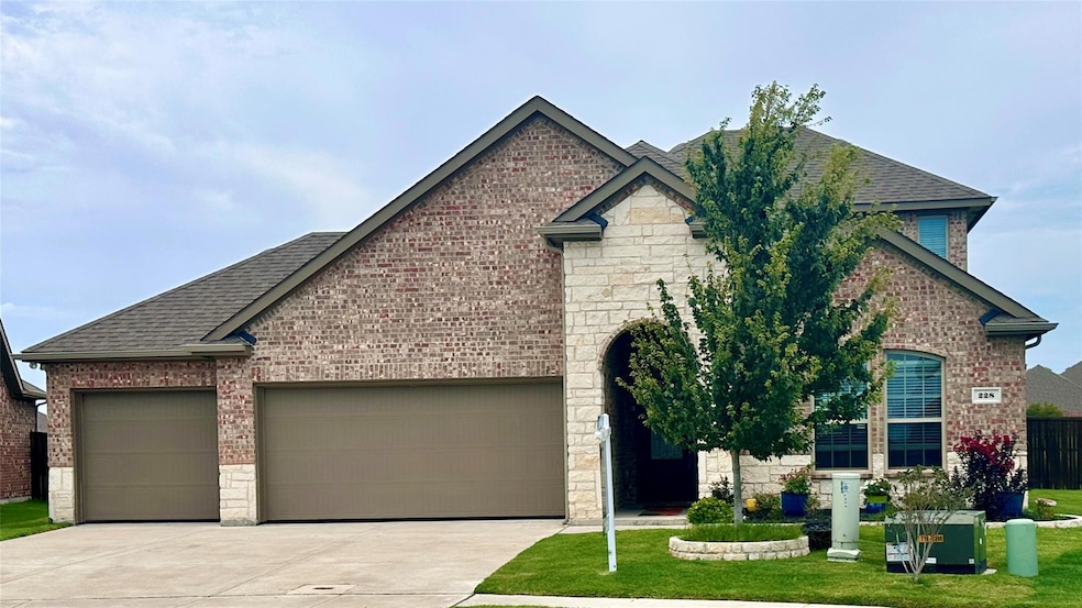 Welcome to 228 Carolina Trace! 3 car garage!!