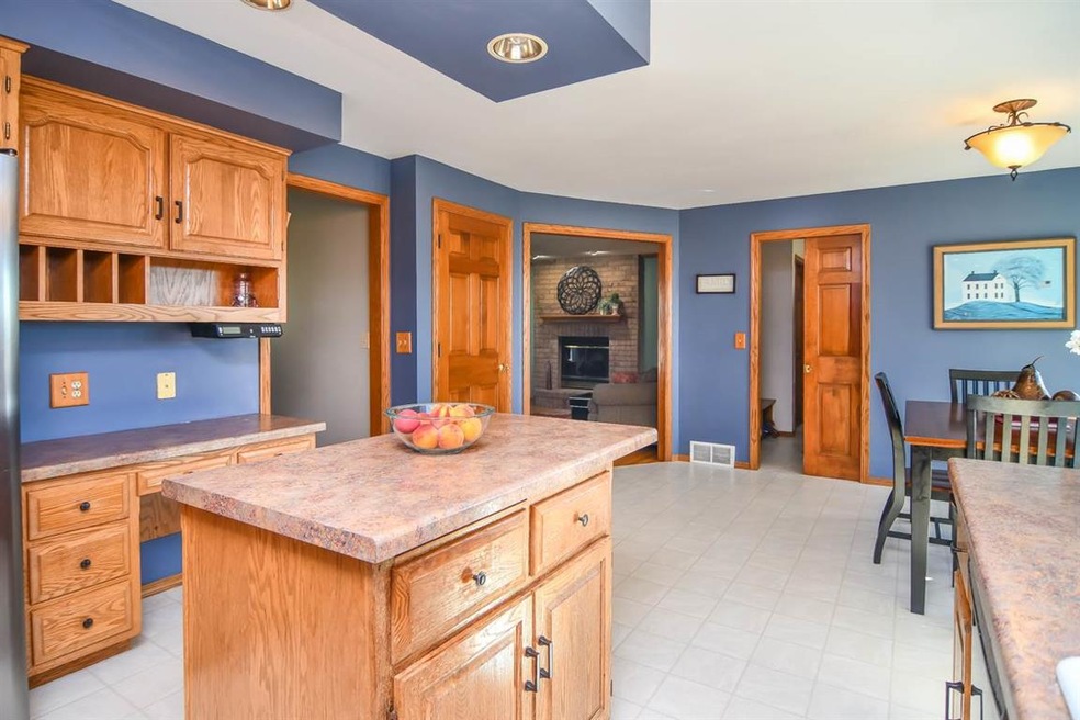 2237 W Twin Willows Dr, Appleton, WI 54914 - photo 1