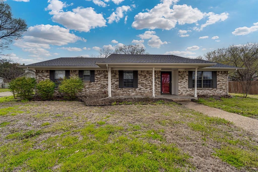 1709 Williamsburg Cir, Ennis, TX 75119 - photo 1