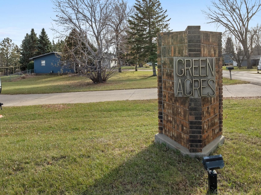 2009 Parkside Dr, Minot, ND 58701 - photo 1