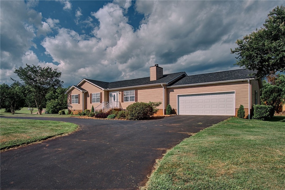 1903 Queen Dr, Walhalla, SC 29691 - photo 1