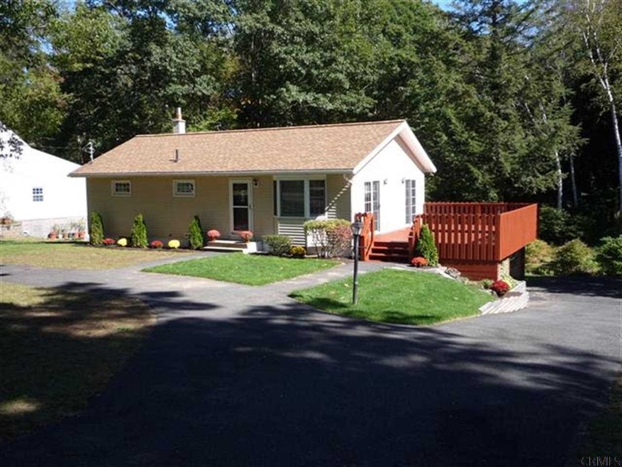 1070 Winne Rd, Schenectady, NY 12309 - photo 1