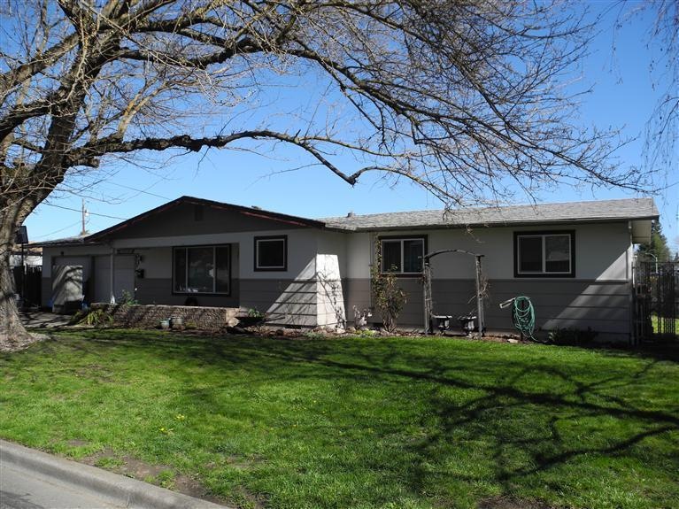 915 S 4th St, Central Point, OR 97502 - photo 1