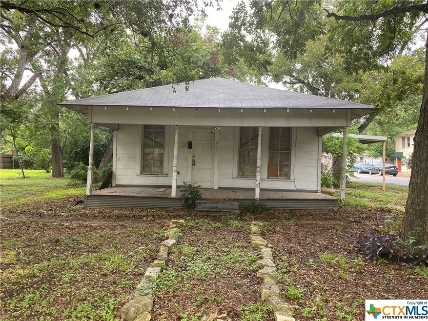 922 E Humphreys St, Seguin, TX 78155 - photo 1