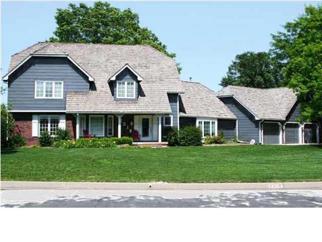 Beautiful curb appeal in desirable neighborhood.