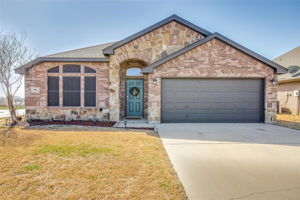 901 Jodie Dr, Weatherford, TX 76087 - photo 1