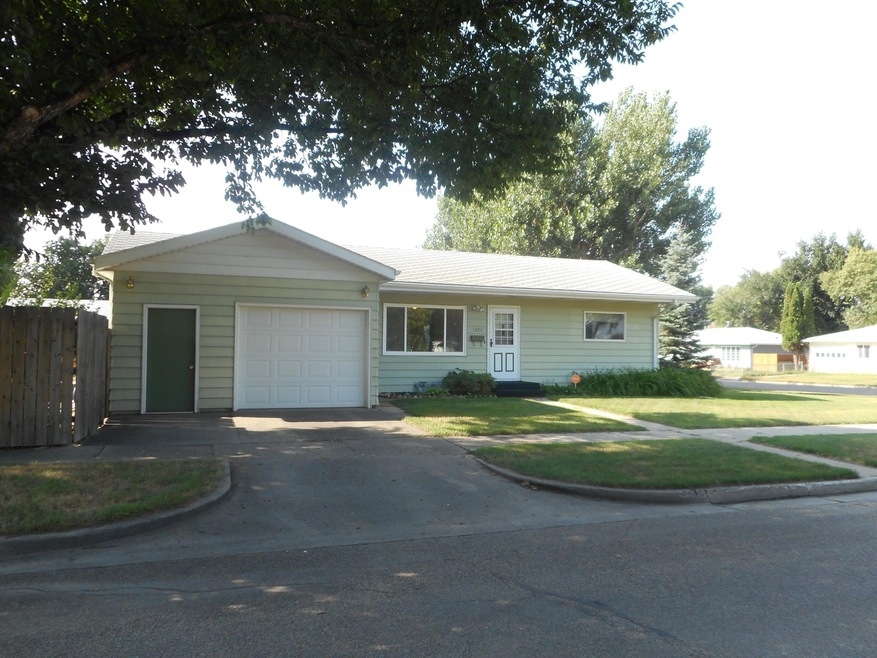 1223 5th Street West<|><|>