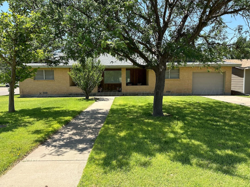532 S Main St, Booker, TX 79005