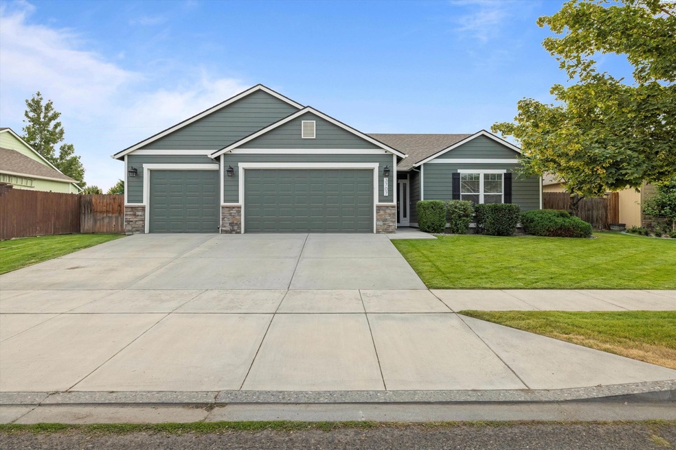3707 W 19th Ct, Kennewick, WA 99338 - photo 1