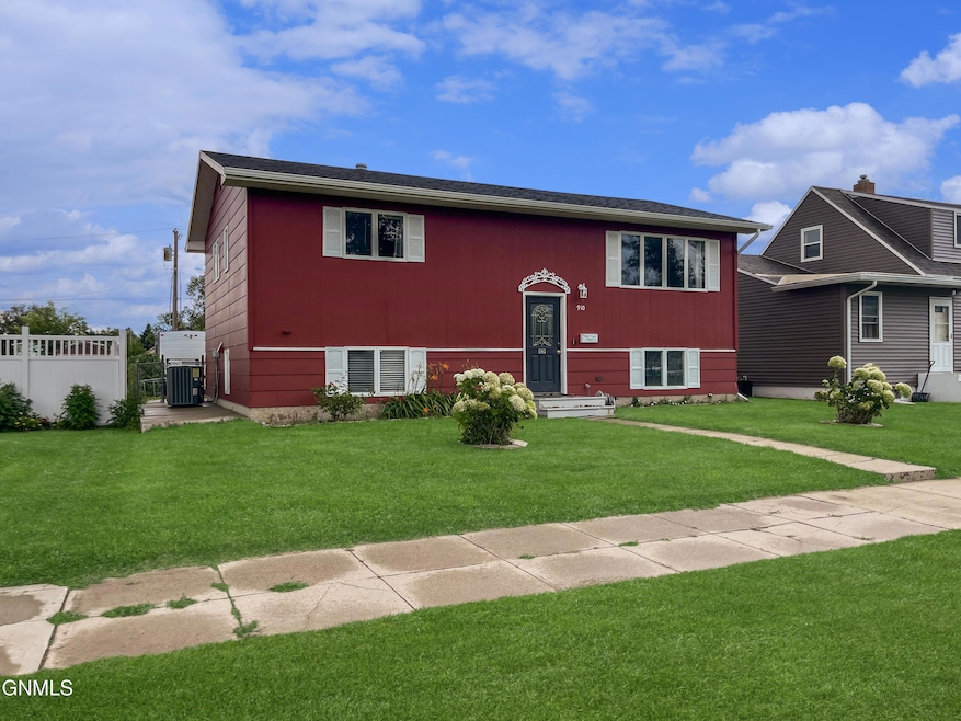 910 8th Ave W, Williston, ND 58801 - photo 1