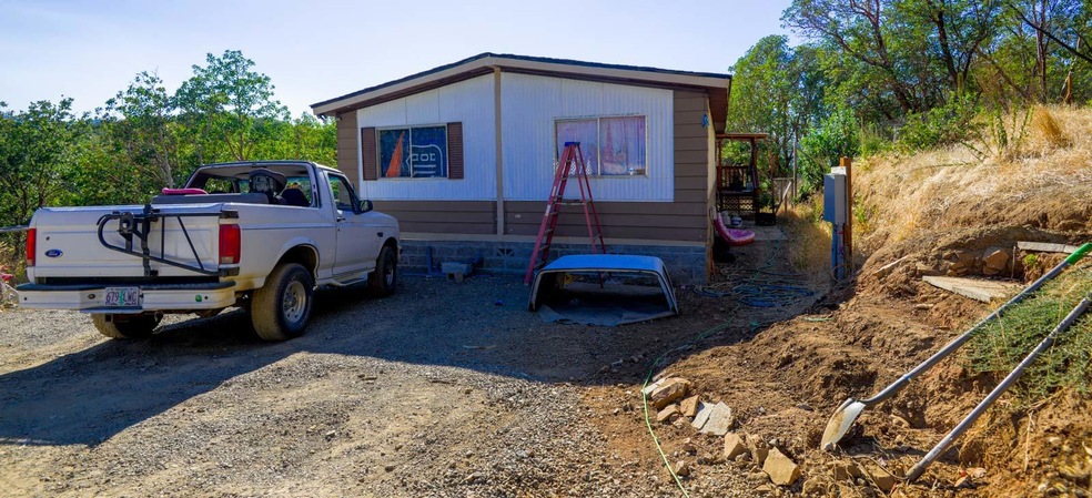 9757 Blackwell Rd, Central Point, OR 97502 - photo 1