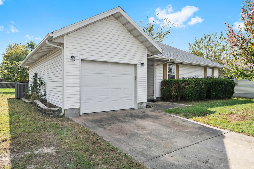 406 W Cline St, Aurora, MO 65605 - photo 1