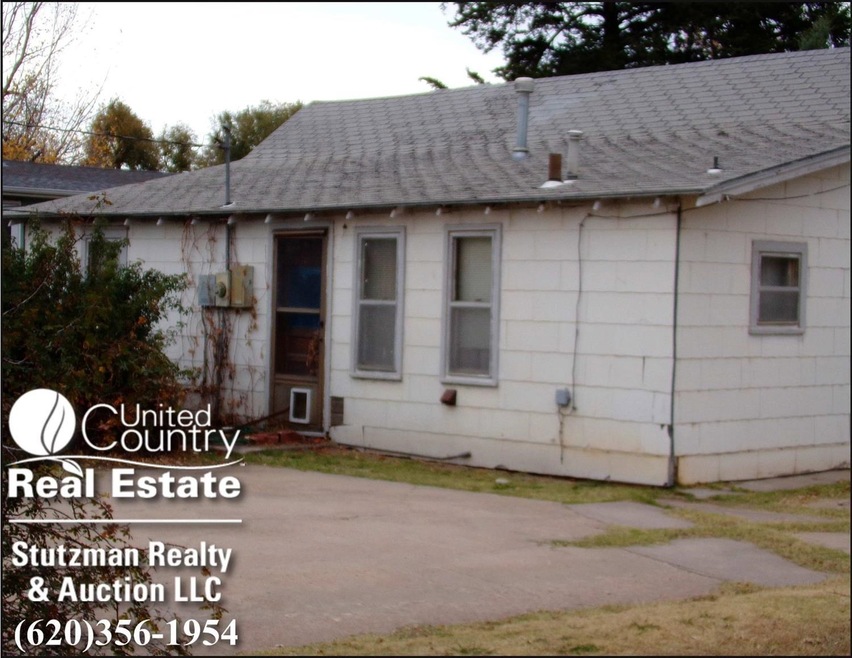 703 S Harrison St, Hugoton, KS 67951 - photo 1