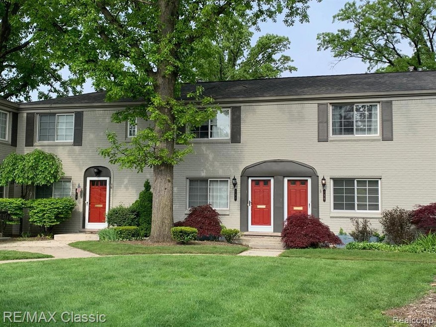 Welcome to this move in ready condo+quiet setting
