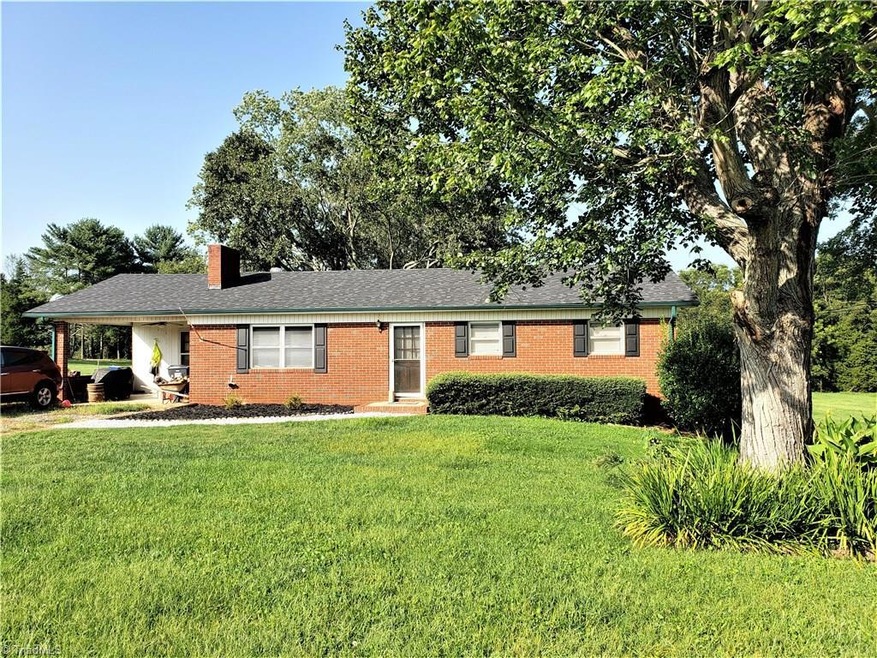 139 Strawberry Ln, Statesville, NC 28625 - photo 1