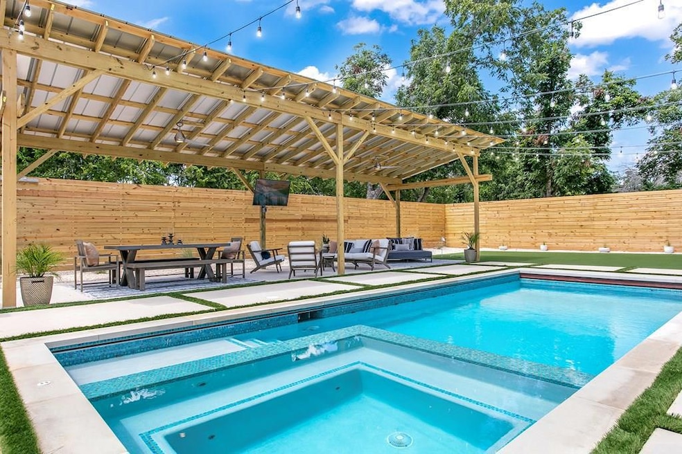 110 W Hackberry St, Fredericksburg, TX 78624 - photo 1