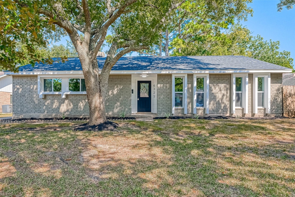 4327 Peridot Ln, Friendswood, TX 77546 - photo 1