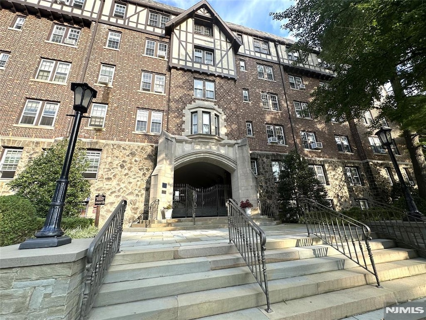 Tudor Hall unit J4, Englewood, NJ 07631 - photo 1
