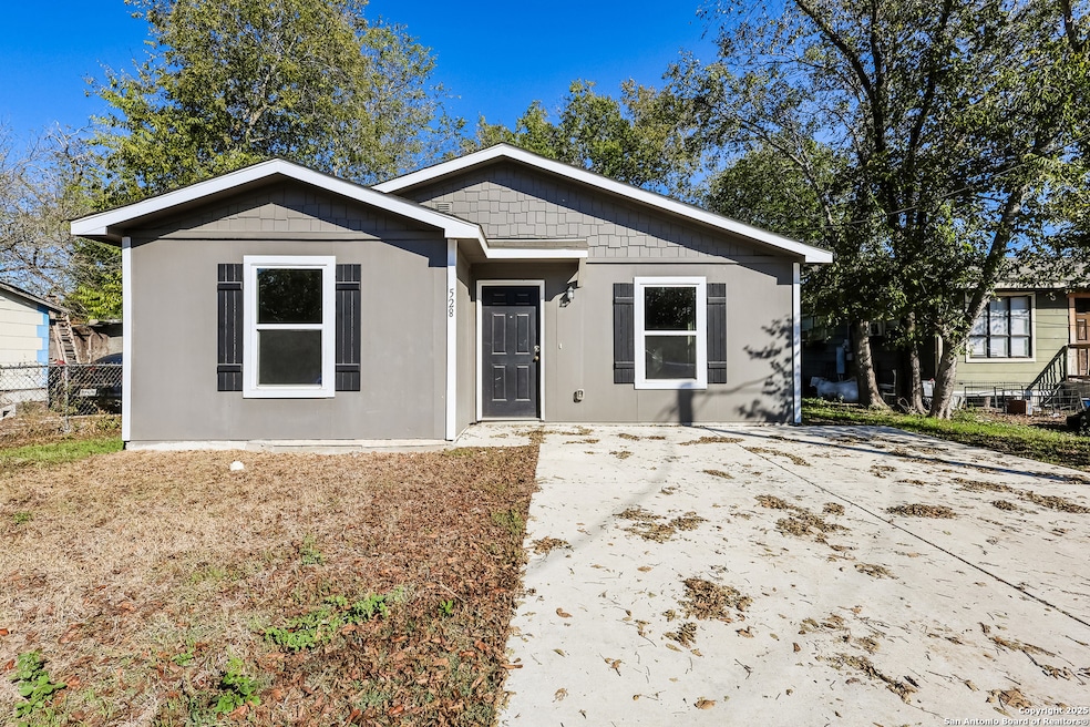 528 E New Braunfels St, Seguin, TX 78155 - photo 1