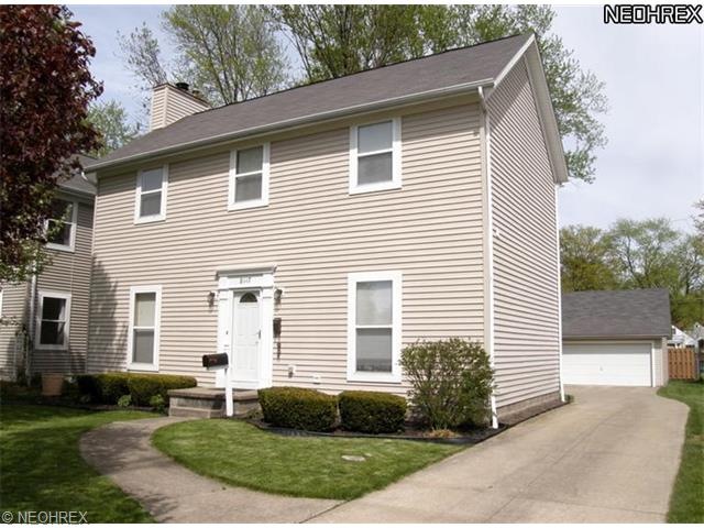 Welcome to 8117 Mapleway! Built in 1993, this lovi