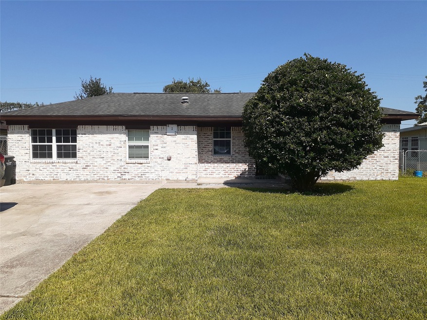 412 Linda Ln, Alvin, TX 77511 - photo 1