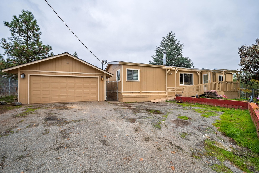 2530 Robertson Bridge Rd, Grants Pass, OR 97526 - photo 1