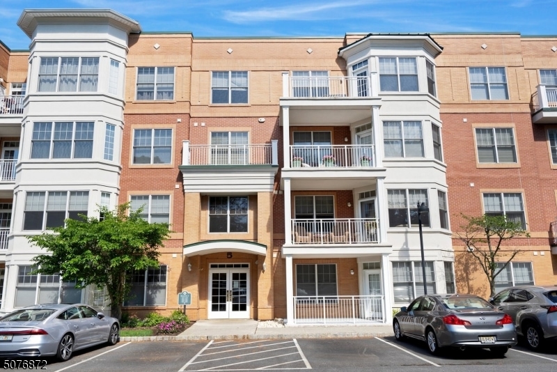 5305 Pointe Gate Dr unit 305, Livingston, NJ 07039 - photo 1