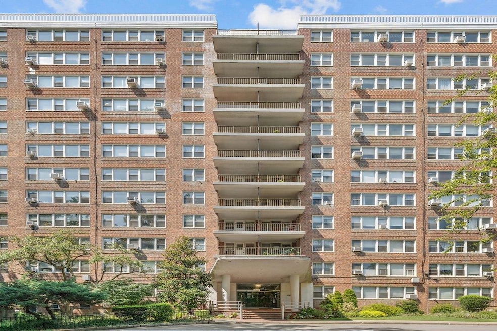 Briar Oaks unit 609, Bronx, NY 10471 - photo 1