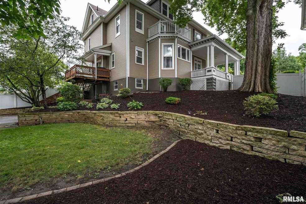 910 Mississippi Ave, Davenport, IA 52803 - photo 1