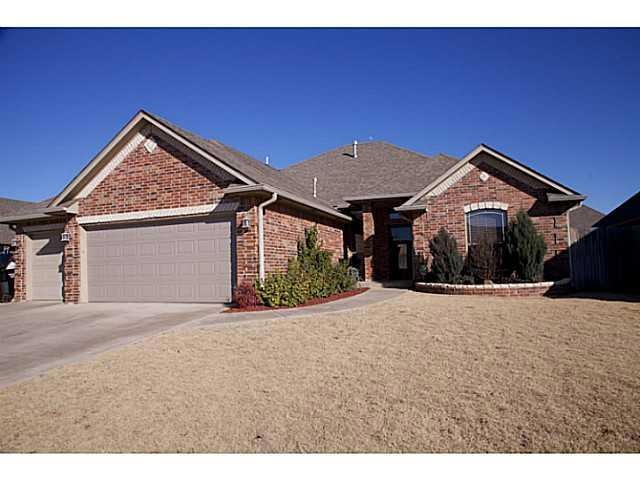 1104 Lanie Ln, Moore, OK 73160 - photo 1