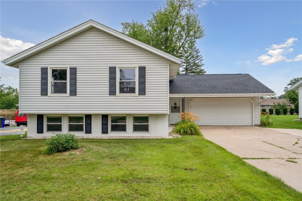 4702 Twin Pine Dr NE, Cedar Rapids, IA 52402 - photo 1