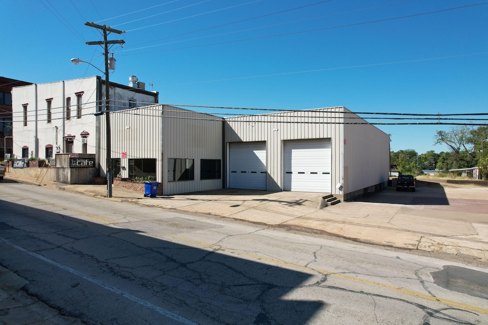 105 N 4th St, Crockett, TX 75835 - photo 1