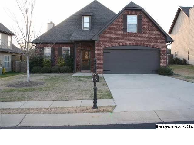 Enjoy entertaining in this open floor plan. Pristi