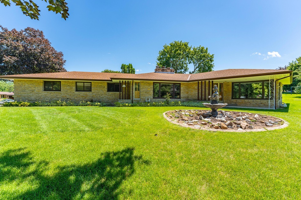 W154N8088 Elm Ln, Menomonee Falls, WI 53051 - photo 1