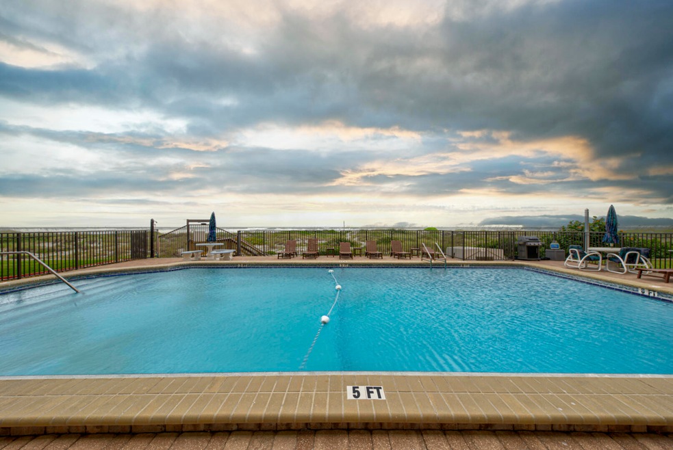 Hacienda Del Mar community pool
