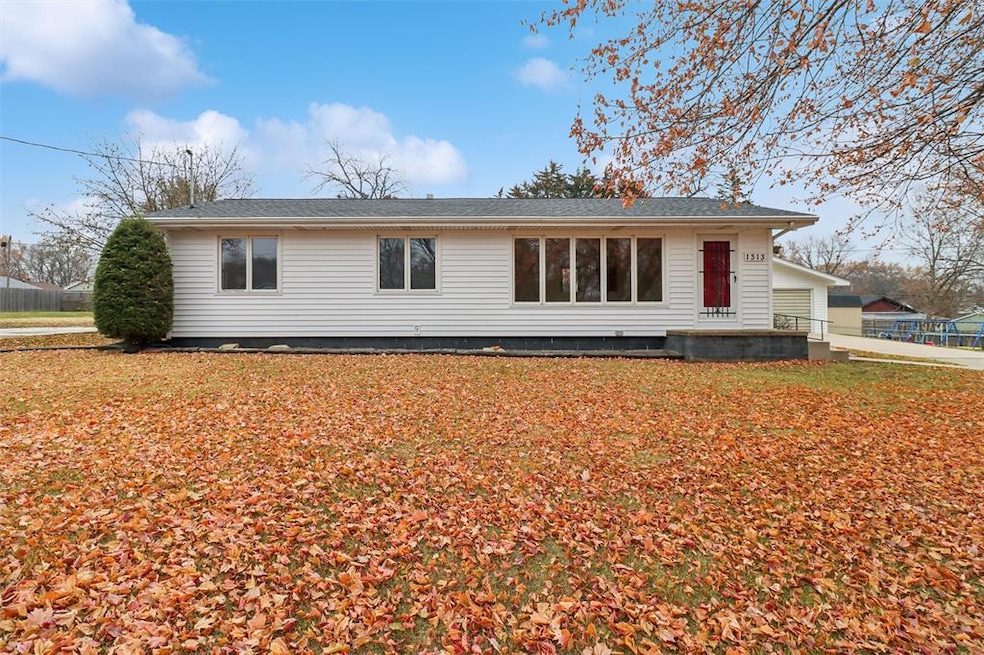 1313 Burnham Ave, Des Moines, IA 50315 - photo 1