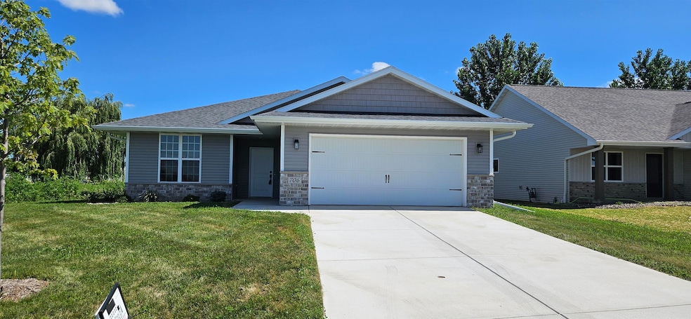 706 Tambour Ct, de Pere, WI 54115 - photo 1