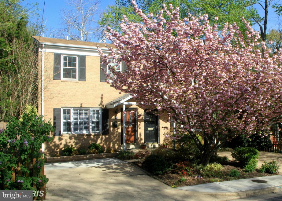 27 W Taylor Run Pkwy, Alexandria, VA 22314 - photo 1